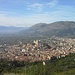 Weiterer Ausblick aus den Gärten oberhalb von Celano über die Stadt zu einem ca. 1300m hohen Hügel