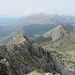 Blick über den Westgrat zum eingenebelten Monte Velino und zum Monte Magnola (2220m). Rechts im Vordergrund der kleine Monte Faito (1704m)