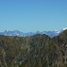 Ein paar weitere Highlights im Osten - über dem Sattel zwischen Granatenkogel (rechts) und Festkogel (links) paradieren die Tuxer und die Zillertaler Alpen.