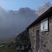 Hauerseehütte (Selbstversorger, im Winter verschlossen) mit Hüttengipfel dahinter