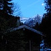 Hütte mit Blaubergen und Mond