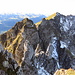 Blick vom Gipfel des Gamschopf auf die kühnen Felsnadeln von Scherenspitzen und -türmen und auf die düsteren Nordwände des Schwarzchopfs