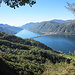 Blick auf den Lago di Lugano und den Damm bei Melide