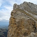 Hier geht's über den Gipfelaufbau hinauf zum höchsten Punkt des Öhrli: Im Bild von rechts nach links über Schrofen und dann hinein ins felsige Gelände.