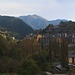 Sicht über La Massana (1230m) talabwärts in Richtung Andorra La Vella. Am Horizont ist der Camp de Clarot (2607m), einer der Hausberge der anorranischen Hauptstadt.