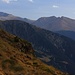 Auf etwa 2400m oberhalb der Hochebene taucht der Pic de l'Estanyó (2915m) auf, einer der höchsten und bekanntesten Gipfel Andorras. Rechts im Bild sind die Spitzen des Pic de Casamanya (Links: Norte, 2749m / Rechts: Sur, 2739m). Zwischen den beiden Casamanya-Gipfeln ist der Pic der Mig (2724m).