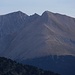 Die beiden Spitzen vom Pic de Casamanya und dazwischen der kleine Pic del Mig (2724m). Der höhere Casamanyagipfel ist der Norte (2749m) links. Auf dem rechten Sur (2739m) steht dagegen ein grosser Steinmann.
