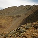 Kurz bevor aus der Flanke der Gratrücken erreicht ist, wird der Gipfel vom Pic de Comapedrosa (2939m) sichtbar. Die Route über den Grat ist nie schwierig (Wanderskala: T3) und es ist durchwegs ein Pfad vorhanden der mit gelben Punkten markiert ist.
