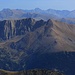 Aussicht mit Zoom vom Pic de Comapedrosa (2939m) auf drei der schönsten Gipfeln Andorras. Die drei Gipfel sind Pic de Mig (2724m) in der Mitte, Pic de Casamanya Sur (2739m) rechts und Pic de Casamanya Norte (2749m). <br /><br />Etwas weiter entfernt links im Bild ist der Pic de la Cabaneta (2847m). Am Horizont in Frankreich ragen Puig de Coma d'Or (2628m) und Puig Pedros Sud (2842m) in den Himmel.