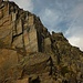 Die erste, etwas spannendere Stelle am Südgrat der Roca Entravessada ist dieser felsige Aufschwung. Gut gestuft lässt er sich über die Kante besteigen (I-II).