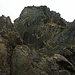 Das letzte Gratdrittel zur Roca Entravessada beginnt mit einer Steilstufe die wunderbar gestuft erklettert wird (Felsschwierigkeit II).