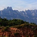 Das eindrückliche kleine Kalkgebirge Montserrat erhebt sich im Hinterland von Barcelona, dessen höchster Gipfel ist der Sant Jordi (rechrts; 1236m). Ich war erstaunt als ich es erblickte denn bis anhin war es mir unbekannt.<br /><br />Links steht der mächtige Turm La Mòmia, etwas redhts der Mitte die Nadel Cavall Bernat (1111m) und daneben der Serrat de les Onze (1138m).