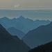 Abendlicher Zoom zum Hochvogel; mittlerweile hat sich ein leichter Föhneffekt eingestellt. Rechts der Daniel, höchster Berg der Ammergauer Alpen.
