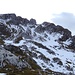 Einsicht in unsere Aufstiegsroute von P. 2155 (Sattel rechts) weglos, meist im Schnee, bis unterhalb des markanten Absatzes des flachen Gipfelplateaus