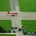 Ein Schulflugzeug des Typs Pilatus NCPC-7 ist gelandet. Den kleinen Besucherparkplatz an der Stelle, wo die Zufahrtsstrasse nach Unterbach das Flugplatzareal quert, gibt es schon seit Jahrzehnten. Bis zur Startbahn sind es von dort lediglich 50 Meter!
