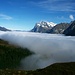 Am frühen Nachmittag liegt die Kleine Scheidegg immer noch knapp über der Nebelgrenze. Der Blick schweift über das Tal von Grindelwald.