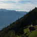 Im Abstieg von Stafel - zwei Hütten im steilen Alpgelände oberhalb von Guscha