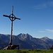 Das knorrige Kreuz vor Glarner Gipfeln
