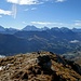 Blick über den Gipfelsteinmann zu Doldenhorn bis Steghorn und Wildstrubel (v.l.)