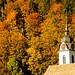 Pfarrkirche und Herbstwald
