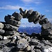 Ein steinerner Bilderrahmen für die Lechtaler- und Arlberger Alpen im Hintergrund