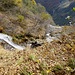 Nach diesem Graben steigen wir nach Cansgell hinauf - in der Ferne der bekannte Wasserfall am Wanderweg von Sonogno ins Val Redorta