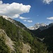 im Abstieg mit Blick ins Seinsbachtal, dahinter die Östliche Karwendelspitze