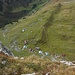 Schwindelerregender Tiefblick vom Aussichtspunkt "Uf de Wand" zur 200m unter uns liegenden Chreialm