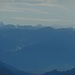 Zoom zu den Albula-Alpen mit dem markanten Trapez des Piz Kesch; rechts hinten ist schwach die Bernina-Gruppe erkennbar