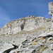 Der Gipfelaufbau der Cima dell'Uomo, der Aufstieg mit einer kurzen Kletterstelle geht durch eine Kluft am rechten Rand