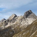 Auch die Ellbognerspitze (2553 m), der Wilde Kasten (2543 m) und die Wildmahdspitze (2489 m) sind nun ins Blickfeld gerückt.