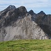 Westlich gegenüber streben die anderen Gipfel der Peischelgruppe in den Himmel; von hinten guckt der Biberkopf herüber.