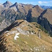 Der Blick schweift hinab zum östlichsten Punkt der Peischelgruppe: der Rote Tenn (2144 m), eine Wiesenkuppe hoch über dem Höhenautal.