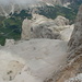 Von der Gamsscharte gilt es, das breite Sellaband zu erreichen, das im Bild nach rechts zurückführt zur Pisciaduhütte. Der Abstieg ist wenig schwierig, der winzige Tümpel unten ist der Drachensee. Tief drunten das Grödner Joch (2121m); die hochflächenartige Kuppe im mittleren Hintergrund ist die Rodelheilspitze (Sass de la Luesa, 2615m).