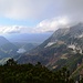 Blick hinüber zum Hintersteinersee, links davon der Pölven und rechts in den Wolken der Scheffauer