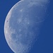Der Mond steht immer noch am blauen Himmel.<br /><br />La luna è ancora presente, al cielo blu.