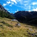 Tag 4 > Das Val Zeznina mit der Alp Zeznina Dadaint. Zu der Lücke etwas links der Bildmitte steigt der Wanderweg in vielen Serpentinen hinauf.