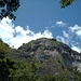 Il Sasso di San Martino a precipizio sul sentiero