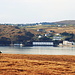 vorne: Hirsch auf der Isle of Jura<br />hinten: Caol Ila-Destillerie auf der Isle of Islay