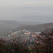 Kostomlaty - Ausblick vom Berg hinunter auf den gleichnamigen Ort. In Nebel und Dunst ist hinten der Kamm der Krušné hory (Erzgebirge) nur zu erahnen.