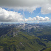 Am Horizont, der Piz Linard, die Albulaalpen und die Berninagruppe. Im Vordergrund die Gargellner Madrisa, das Madrisahorn und das Rätschenhorn