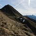 Rückblick zur steilen, schattigen Nordflanke der Rothornspitze über dem Gumpensattel - und zur inzwischen etwas weiter entfernten Jöchlespitze..