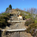 Ein breite Treppe führt hinauf auf den Grat (Blumenweg), weil im Frühsommer sehr blumenreich.