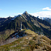 Rückblick zum Hahnekopf samt Bergstation und Funkmast. Dahinter das Zafernhorn -ein wahrlich schöner Gipfel.