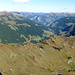 Der Anstiegsweg über den Grat aus der Gipfelperspektive. Panorama Nordost - Bregenzer Wald.