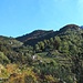 Links Valle di Chiegg. Rechts die Rippe, die nach Chiegg hinaufführt und die   Siedlung  Cortascia.