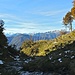 In diesem Bach muss man wenig absteigen und der Weg führt nach rechts hinaus.