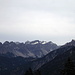 Blick vom Tiefenseesattel auf die Gipfel des Lechquellengebirges, das von der Roten Wand dominiert wird 