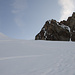 Auf 3400m. Der Einstieg zum Gipfelaufbau der Aig. des Glaciers erfolgt dem in der Bildmitte erkennbaren Sattel