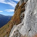 Nebst Kletterseilen erleichtern gut sichtbare Wegmarkierungen den Abstieg über den Tritt. Im unteren Teil zeigen sie nach links. Der letzte Teil des Abstiegs wird über ein östlich verlaufendes Felsband in Angriff genommen.